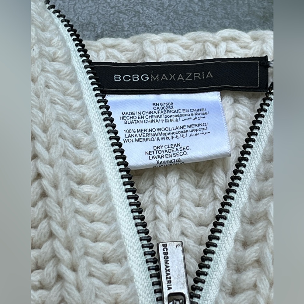 BCBG Maxazria Zipper Scarf 100% merino wool. It measures 26 inches long. - Picture 5 of 6